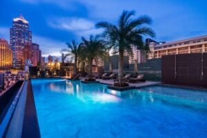 สระว่ายน้ำ Sure Stay Plus Hotel