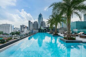 สระว่ายน้ำ Sure Stay Plus Hotel