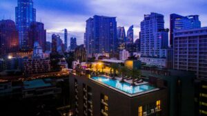 สระว่ายน้ำ Sure Stay Plus Hotel
