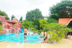 สระว่ายน้ำ Panthercreek Resort