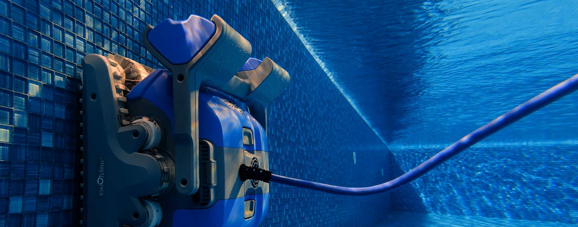 clean a pool with robot